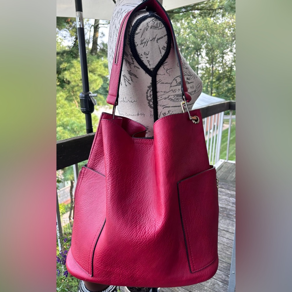 Stylish Red Bucket Shoulder Bag with Zipper Detail
Like New
